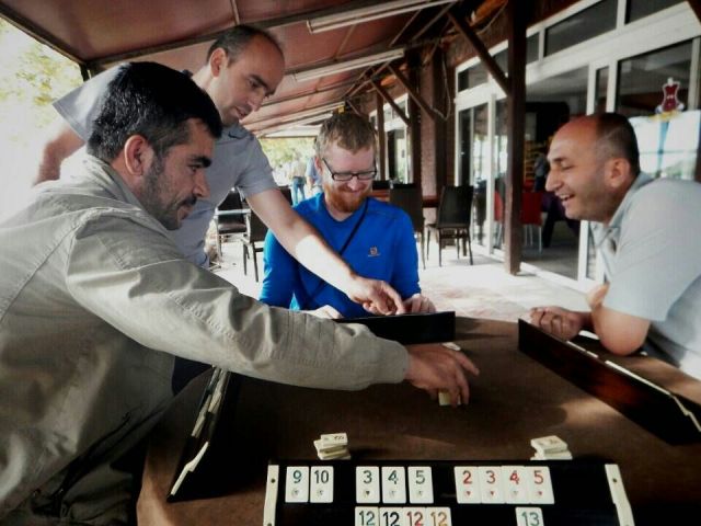 Three blokes simultaneously playing for Lobby at Okey!  