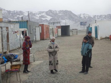 Murghab market - shopping from containers