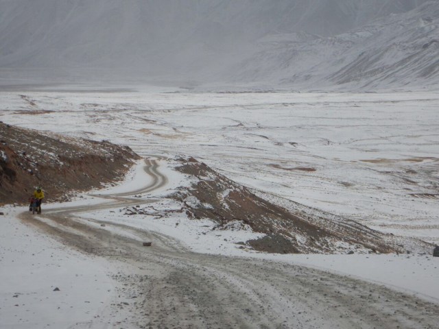 Windy path up to the Kyrgyz border, 25 Dec 14