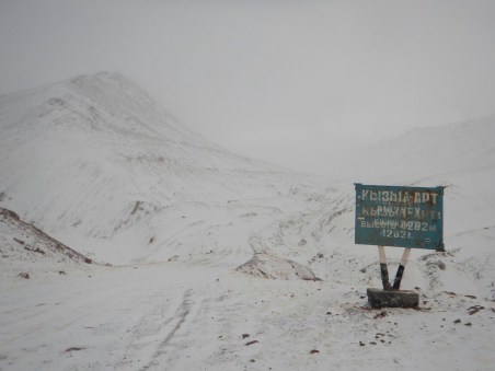 Start of no-man's land between Tajikistan and Kyrgyzstan, 25 Dec 14