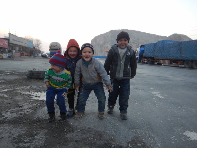 Meeting Uighur kids, Sanchakou, 6 Jan 15