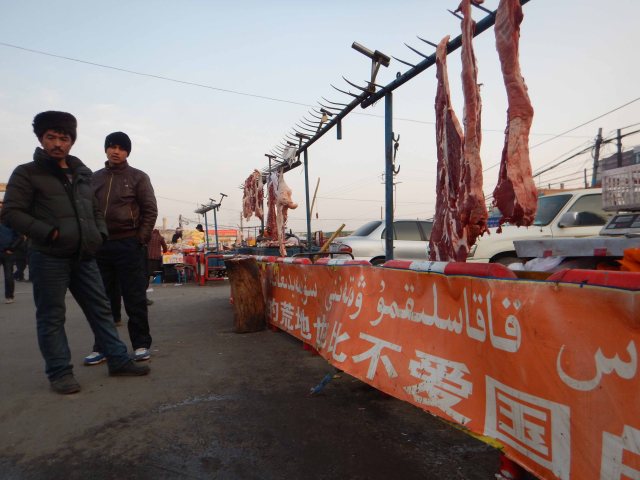 Slogans in both Arabic and Chinese script, here in the Uighur part of Kuqa, 10 Jan 15
